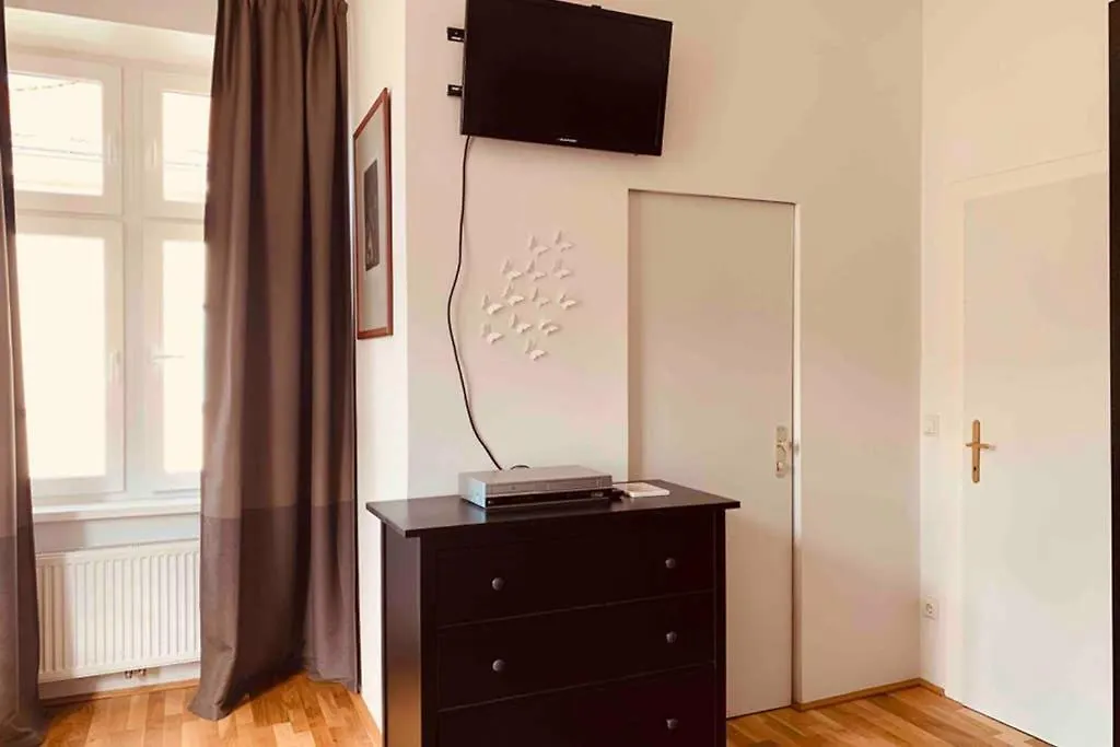 Spacious 1 Bedroom City Apartment Belvedere location